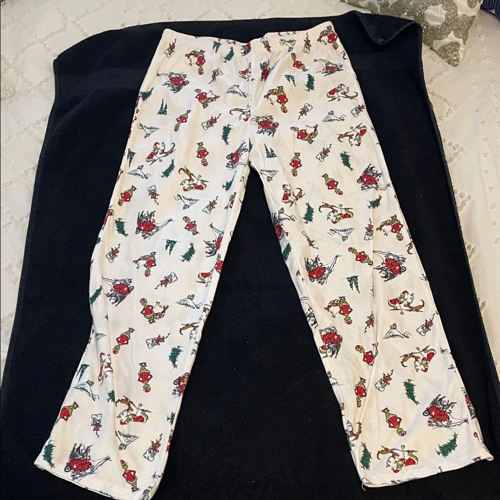 Festive Cream Pajama Set with Grinch print nwot